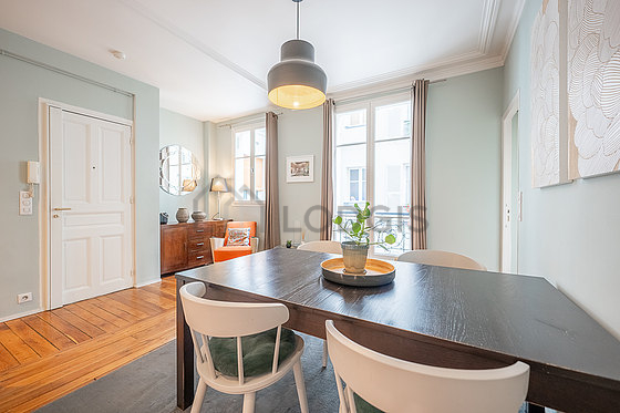 Salle à manger avec fenêtres