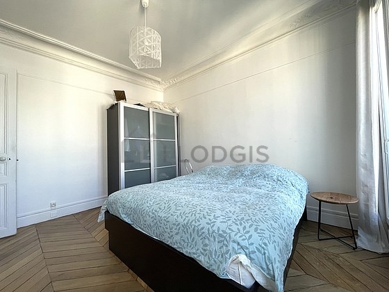 Chambre avec fenêtres