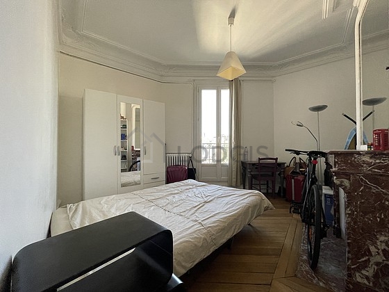 Chambre avec fenêtres
