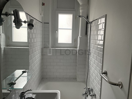 Agréable salle de bain très claire avec du carrelage au sol
