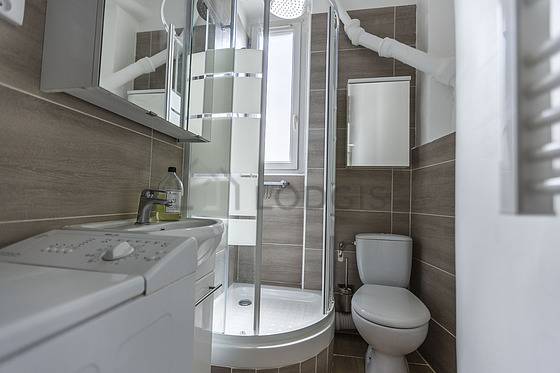 Pleasant and very bright bathroom with windows and with tile floor