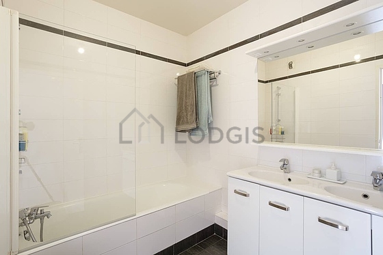 Pleasant and very bright bathroom with tile floor