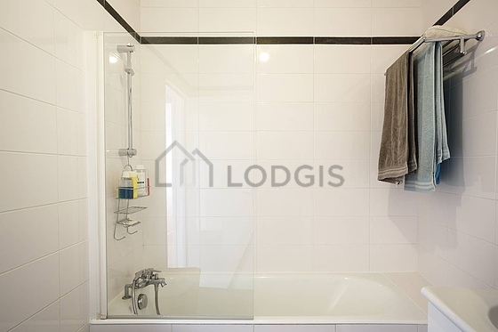 Bathroom equipped with bath towels