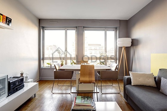 Salon de 19m² avec du parquet au sol