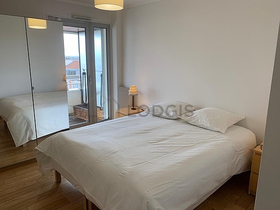 Chambre avec du parquet au sol