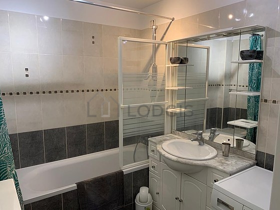 Agréable salle de bain très claire avec du carrelage au sol