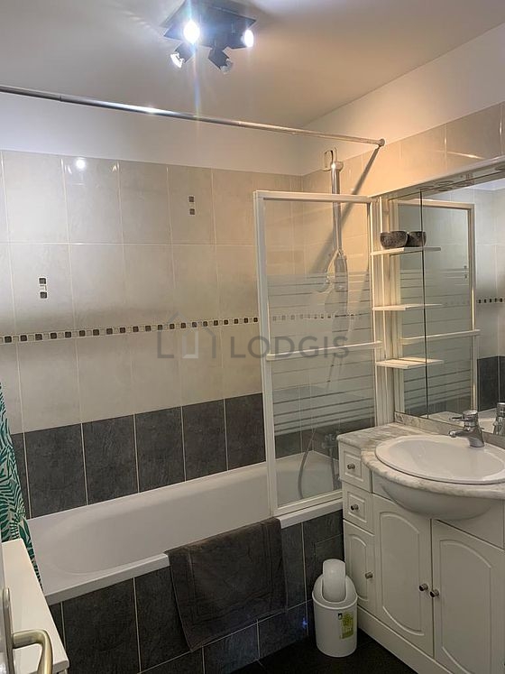 Salle de bain équipée de lave linge, placard