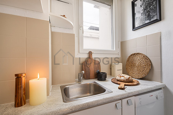 Cuisine équipée de lave vaisselle, plaques de cuisson, réfrigerateur, freezer