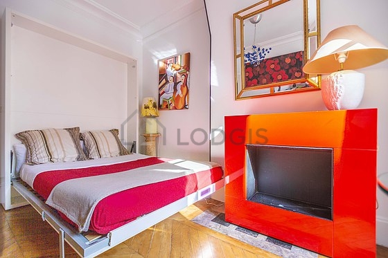 Chambre avec du parquet au sol
