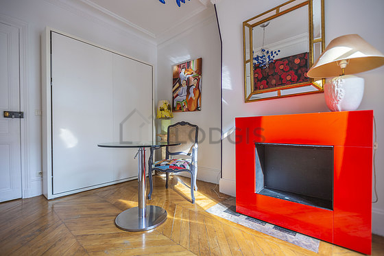 Chambre très lumineuse équipée de 1 fauteuil(s), table de chevet
