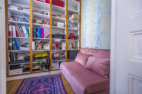 Very quiet office equipped with double-glazed windows