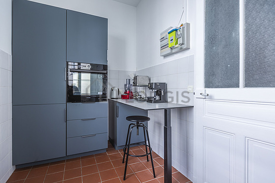 Cuisine équipée de lave linge, réfrigerateur, hotte, vaisselle