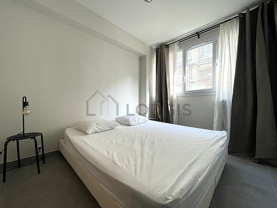 Chambre avec fenêtres