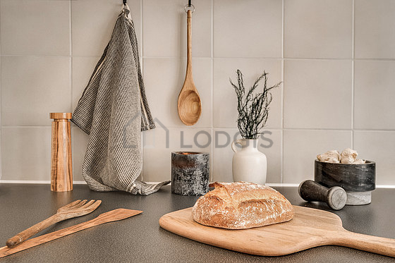 Cuisine équipée de lave linge, réfrigerateur, freezer, vaisselle