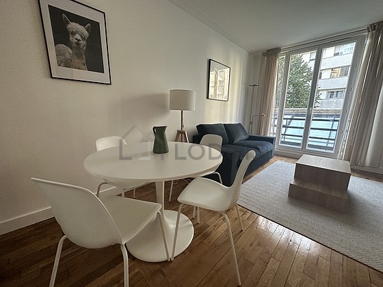 Great, very quiet and very bright sitting room of an apartment in Paris