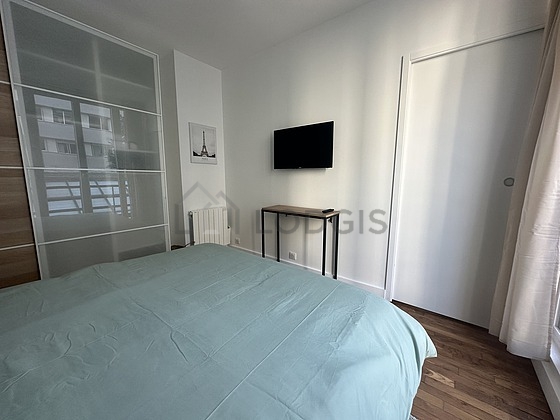 Chambre très lumineuse équipée de télé, table de chevet