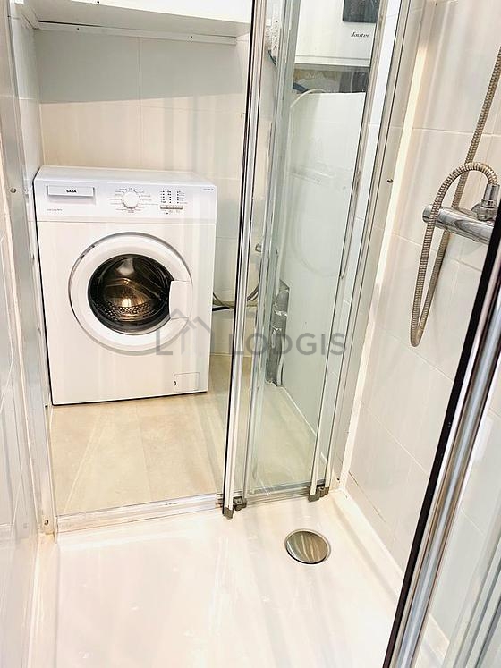 Salle de bain équipée de lave linge, douche séparée