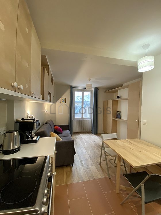 Séjour très calme équipé de 1 canapé(s) lit(s) de 140cm, table à manger, 1 chaise(s)