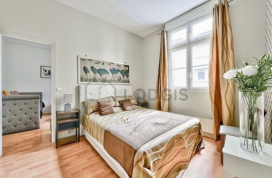 Chambre avec du parquet au sol