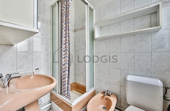 Salle de bain claire avec du carrelage au sol