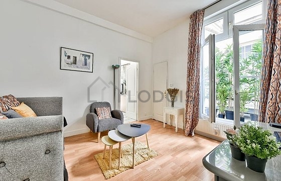 Salon avec du parquet au sol
