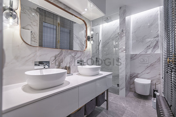 Salle de bain équipée de baignoire, douche séparée