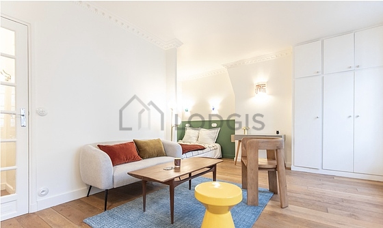 Salon avec du parquet au sol