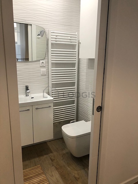 Salle de bain équipée de douche séparée