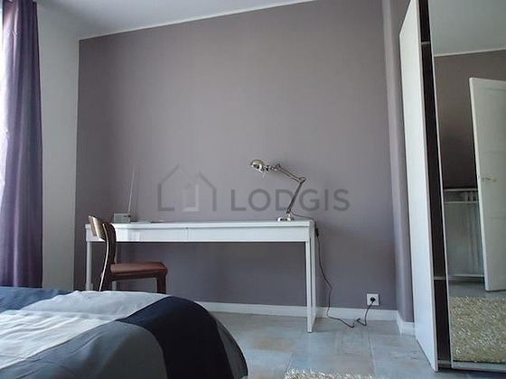 Chambre avec fenêtres