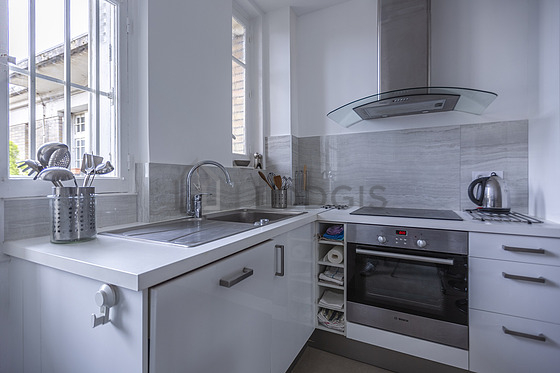 Cuisine équipée de lave linge, réfrigerateur, hotte, vaisselle
