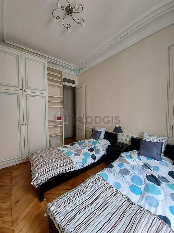 Chambre avec fenêtres