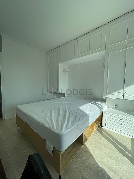 Chambre avec fenêtres