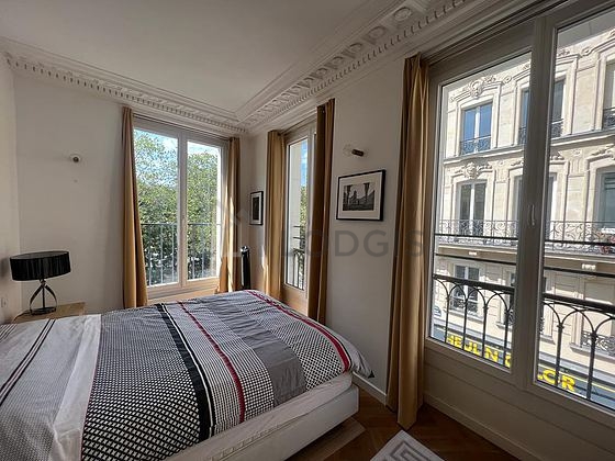 Chambre avec fenêtres