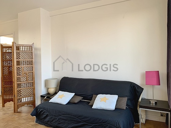 Large living room of 26m² with wooden floor