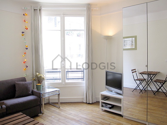 Séjour équipé de 1 canapé(s) lit(s) de 120cm, télé, placard, 1 chaise(s)