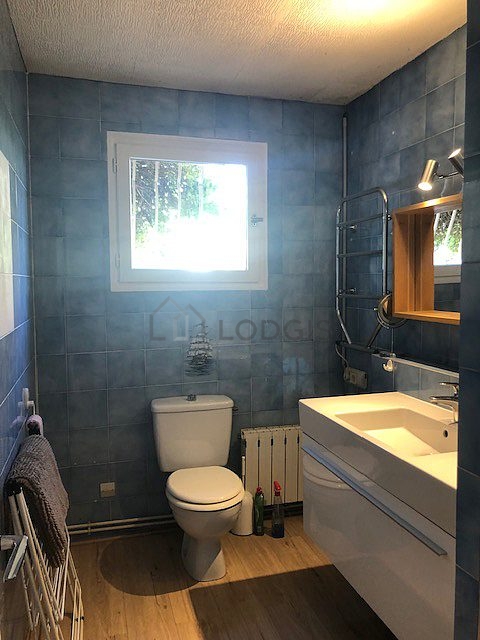 Agréable salle de bain très claire avec du parquet au sol