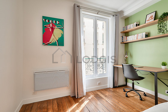 Chambre avec fenêtres double vitrage