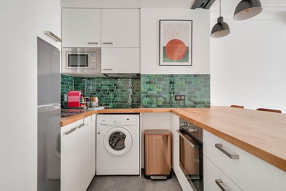 Cuisine équipée de lave linge, réfrigerateur, freezer, hotte