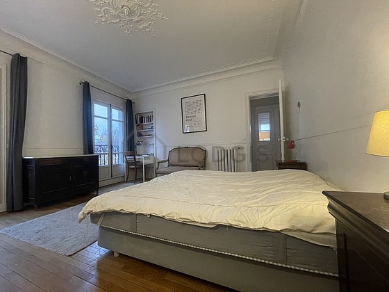 Chambre avec fenêtres