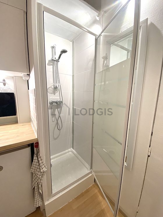 Agréable salle de bain très claire avec du parquet au sol