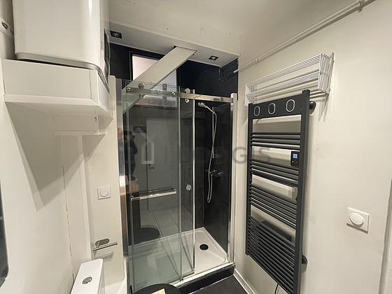 Salle de bain équipée de lave linge, serviettes de bain
