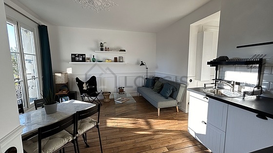 Séjour équipé de canapé, table basse, 1 chaise(s)
