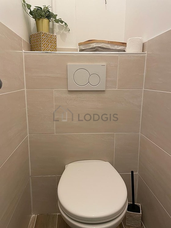 Toilettes indépendantes de la salle d'eau