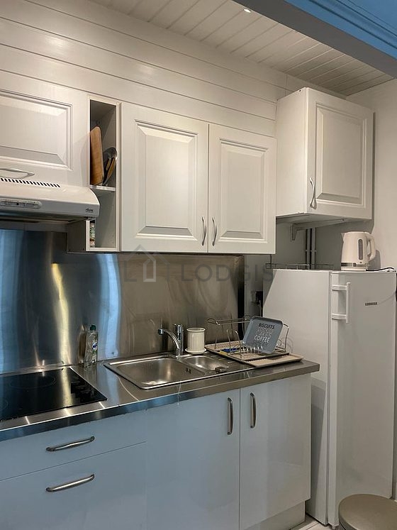 Kitchen equipped with washing machine, extractor hood, crockery