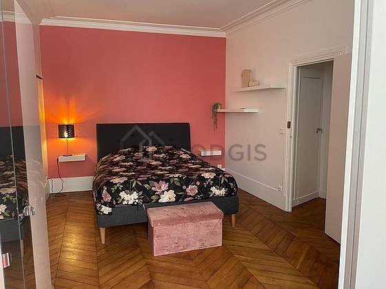 Chambre avec fenêtres