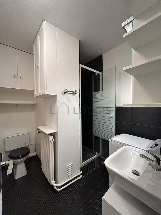 Agréable salle de bain très claire avec du carrelage au sol