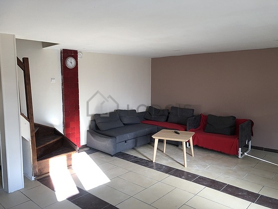 Very quiet living room furnished with tv