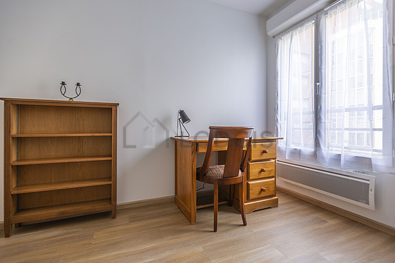 Chambre de 10m² avec du parquet au sol