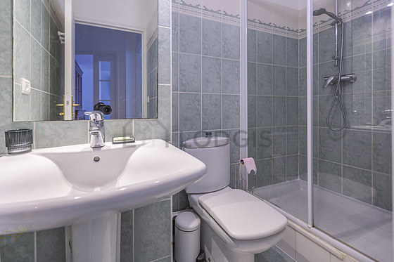 Agréable salle de bain très claire avec du carrelage au sol
