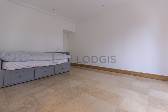 Chambre avec fenêtres